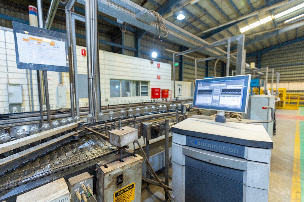 Live production dashboard monitoring glass containers on the line